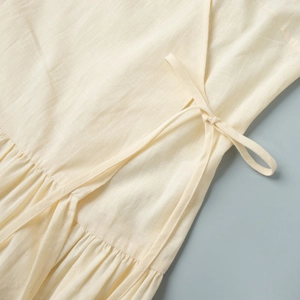Détail macro du tissu naturel en coton-lin beige avec taille nouée et froncée