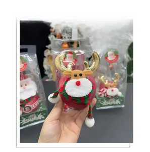 Dettaglio del set regalo mela di Natale fai da te con renna di peluche e sciarpa