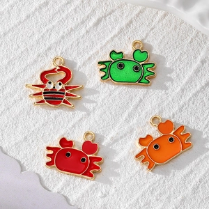 Set mit 4 bunten Krabbenanhängern aus Legierung für DIY-Schmuck in lebendigen Farben
