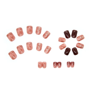Faux ongles carrés courts avec marbrure rouge citrouille glacée et accents de feuille d'or