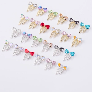Charmants nœuds métalliques pour nail art avec cristaux en cœur colorés dorés et argentés
