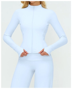 Détail de la veste de sport bleu clair avec passe-pouces et tricot à haute élasticité