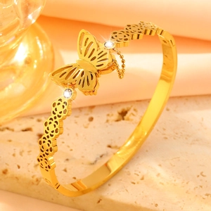 Edelstahl Armreif in Gold mit Kristall-Schmetterling und filigranem Blumenmuster Design