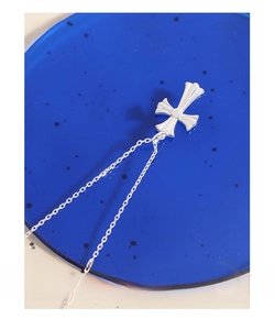 Detailed close-up of a 925 sterling silver cross pendant necklace with fine grooved patterns
