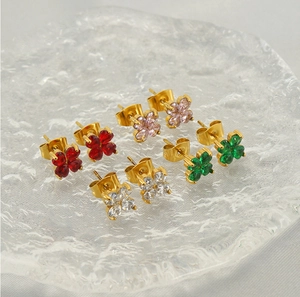 Détails de boucles d'oreilles trèfle doré avec pierres rouges, roses, vertes et blanches