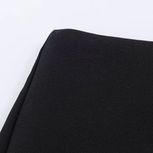 Μακρο φωτογραφία από μαύρο ύφασμα twill με λεπτομέρειες ύφανσης και ραφής στις άκρες