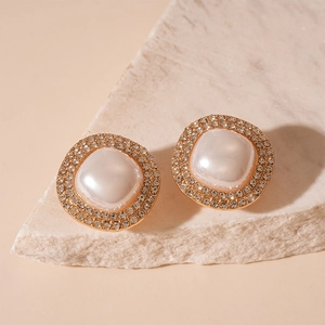 Détail de boucles d'oreilles carrées en perles vintage avec bordure en strass brillant