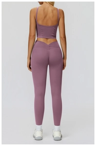 Dettaglio dei leggings a vita alta a V con design arricciato push-up in set viola