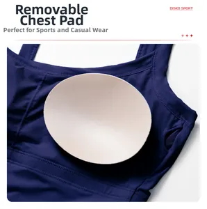 Détail de la brassière de sport bleu marine avec coussinets amovibles et coutures précises