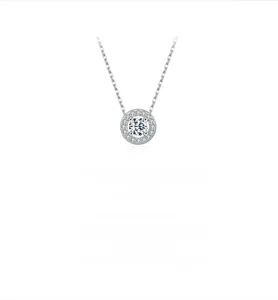 Vue macro d'un collier en argent S925 avec pendentif classique rond en Moissanite