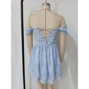 Détail de la robe bleu clair avec texture florale 3D et laçage corset au dos
