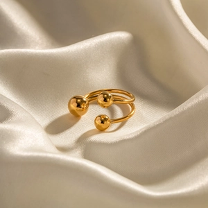 Bague ouverte double couche plaquée or 18 carats avec perles sur soie blanche