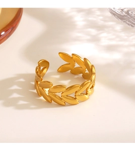 Detail von 18K vergoldetem Weizenähren-Ring mit verstellbarem offenem Design und Matt-Finish
