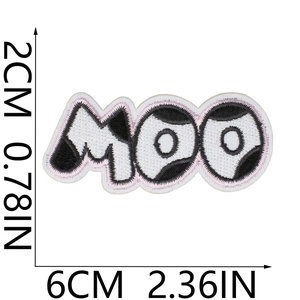 Dettaglio della toppa MOO con ricamo motivo mucca e dimensioni precise indicate
