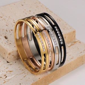 Grooved stainless steel bracelets with cubic zirconia in gold, rose gold, silver and black
