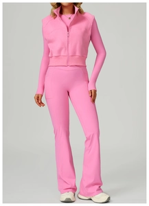 Ensemble de sport rose avec gilet à col montant haut manches longues et legging évasé