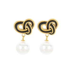 Elegante goldene Knotenohrringe mit schwarzem Emaille-Detail und hängenden weißen Perlen
