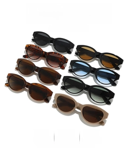 Varietà di occhiali da sole cat-eye in diversi colori esposti su sfondo bianco