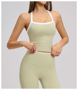 Détail de l'ensemble de yoga vert olive avec liseré contrasté blanc et legging gainant