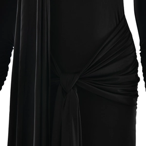 Détail d'une robe noire élégante montrant le tissu froncé et le nœud stylisé
