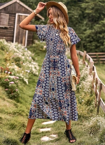 Détail d'une robe maxi bohème avec imprimé ethnique, manches volantées et taille ajustée
