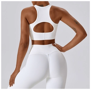 Détail arrière de l'ensemble de yoga blanc côtelé avec brassière à découpe et legging ajusté