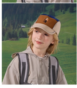 Dettaglio cappellino da bambino a rapida asciugatura con visiera riflettente e ricamo