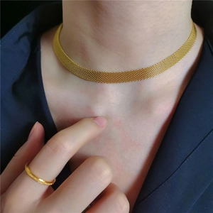 Set collana choker in maglia dorata vintage e anello minimalista su modella