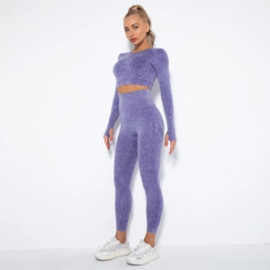 Detailansicht des lila Yoga-Sets mit Acid-Wash-Effekt, Rippstruktur und Daumenlöchern