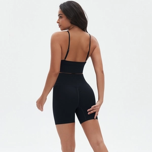 Detailansicht der High-Waist-Yoga-Shorts mit Scrunch-Effekt und Sport-BH-Set in Schwarz