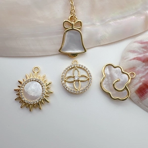 Pendentifs plaqués or 18 carats avec nacre naturelle en formes de cloche et soleil