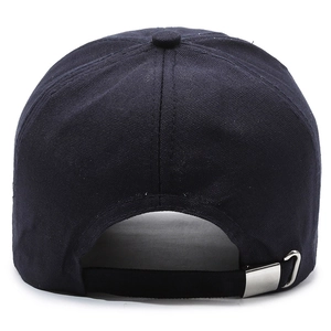 Vue arrière de la casquette de baseball noire en toile avec boucle métallique ajustable