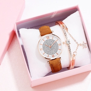 Detail van roségouden horloge en armband set met strassteentjes in roze geschenkverpakking