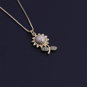 Collier tournesol doré avec cristaux violets et verts sur fond noir élégant