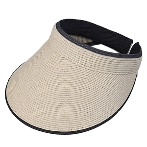 Visiera parasole minimalista in paglia da donna con bordo nero su sfondo bianco pulito