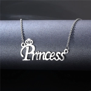 Collier en acier inoxydable argenté avec pendentif Princess orné d'une petite couronne