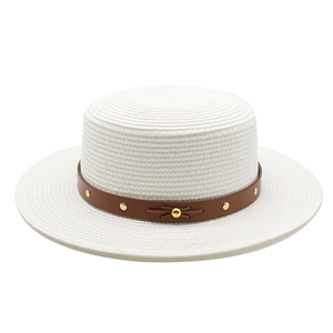 Chapeau de paille blanc avec ruban en cuir à rivets et style canotier élégant