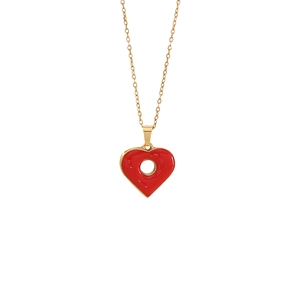 Collier chic en acier inoxydable doré avec pendentif cœur en émail rouge sur fond blanc