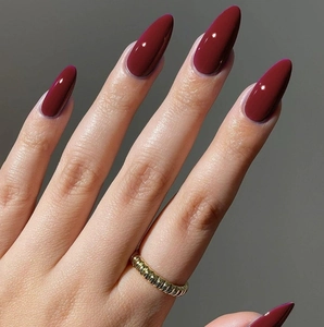 Faux ongles bordeaux brillants en forme d'amande pour femmes avec finition élégante