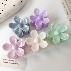 Pinces à cheveux fleurs chic aux couleurs Morandi avec texture marbrée élégante