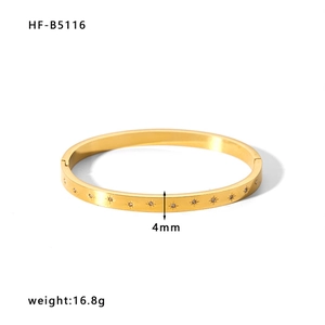 Dettaglio del bracciale da 4mm in acciaio placcato oro con zirconi a stella e cerniera