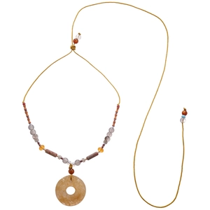 Collier ethnique en agate grise avec pendentif en jade sculpté et cordon tressé de style zen