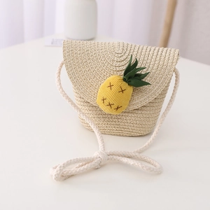 Détail du sac bandoulière en paille avec charm ananas 3D mignon et sangle en coton tissé