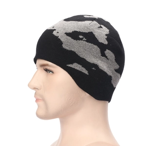 Nahaufnahme der schwarzen Strickmütze mit grauem Camouflage-Muster und Doppelschicht