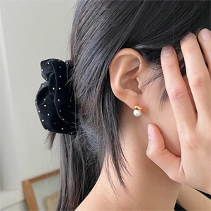Elegant 925 silver pearl stud earrings worn by a model in a minimalist style