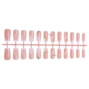 Unghie finte quadrate rosa stile French con farfalla 3D, glitter e piccoli strass