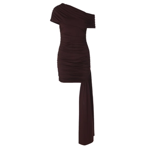 Détail de la robe chocolat à épaule dénudée avec fronces et rubans latéraux élégants