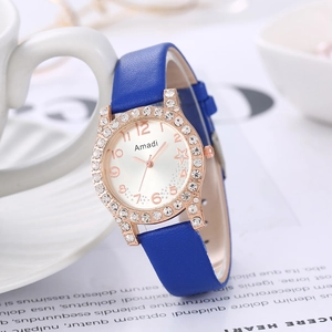 Dettaglio dell'orologio in oro rosa con strass, cinturino blu navy e quadrante Amadi