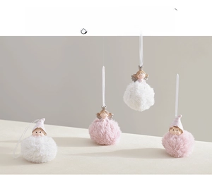 Détail de suspensions ange en peluche rose et blanche avec couronnes de Noël