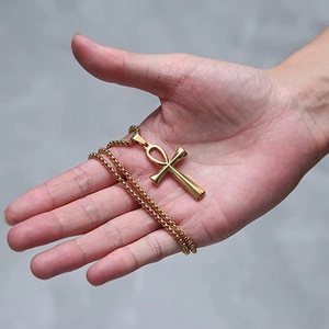 Gepolijste gouden Ankh kruis hanger ketting met kogelketting in de hand gehouden